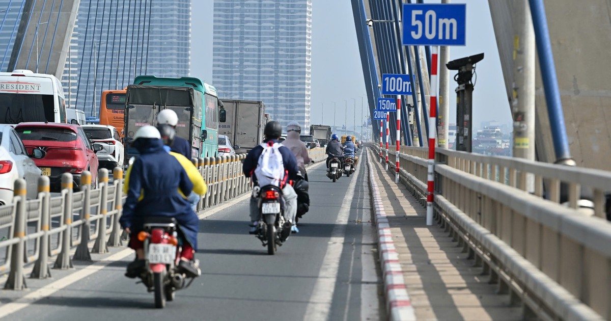 Cầu Nhật Tân được sơn, kẻ loạt biển báo, vạch đo khoảng cách