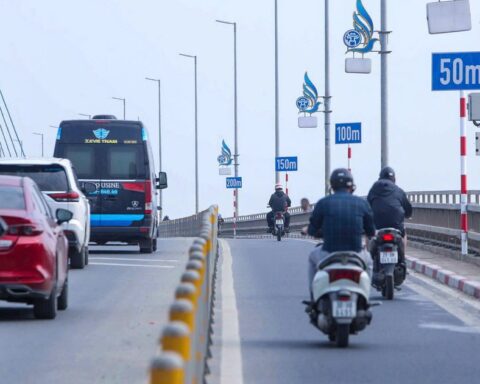 Sau cầu Nhật Tân, Hà Nội tính kẻ vạch khoảng cách trên 3 cầu lớn