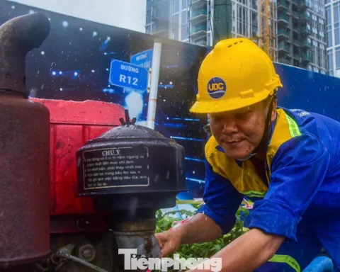 Công nhân dầm mưa bơm nước ‘giải cứu’ ngập chân cầu Ba Son