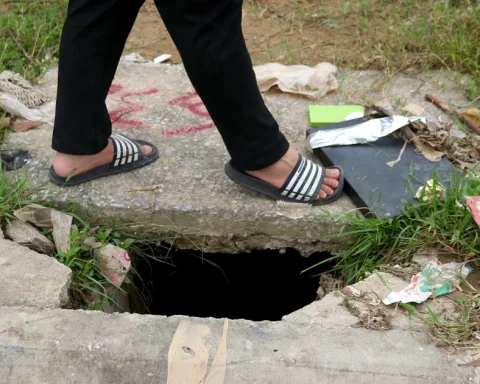 Bủa vây hiểm họa từ hàng loạt miệng cống ‘mất nắp, toang hoác’ ở Hà Nội