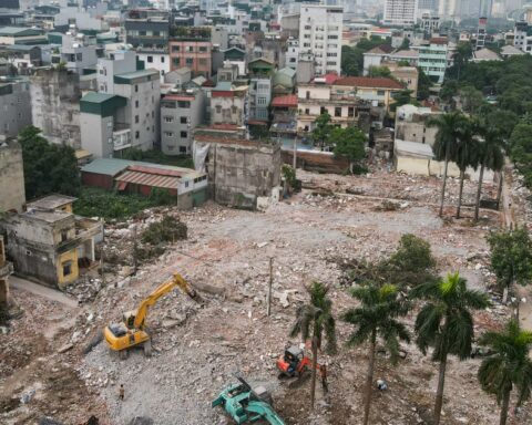 Người Hà Nội dỡ nhà, bàn giao mặt bằng làm đường nối Phạm Hùng – Lê Đức Thọ