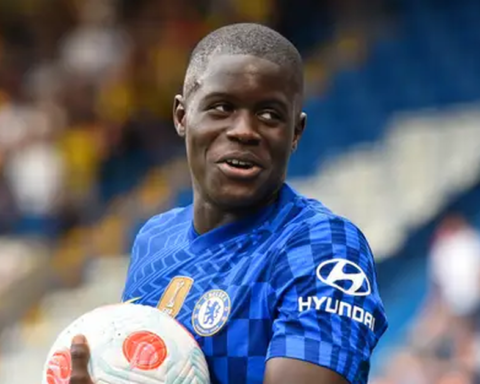 Cựu cầu thủ Chelsea đang đi ăn thì bị tát vào mặt