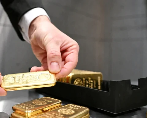 Giá vàng thế giới tăng, sức ép lớn từ USD