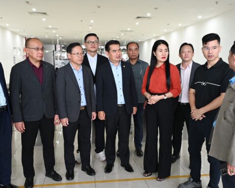 Nhà máy 7.300 tỷ đồng ở quê nhà tỷ phú Phạm Nhật Vượng đón đoàn đại biểu cấp cao nước Lào