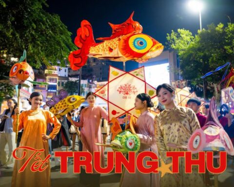 Đêm Trung thu: Hàng Mã chìm trong biển người, cấm xe 24/24, TP.HCM mưa vừa ngớt giới trẻ liền xuống đường