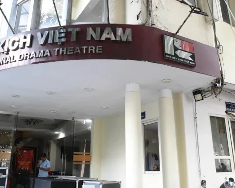 Ngự trên khu đất vàng, Nhà hát Kịch Việt Nam xập xệ, mưa dột tứ phía