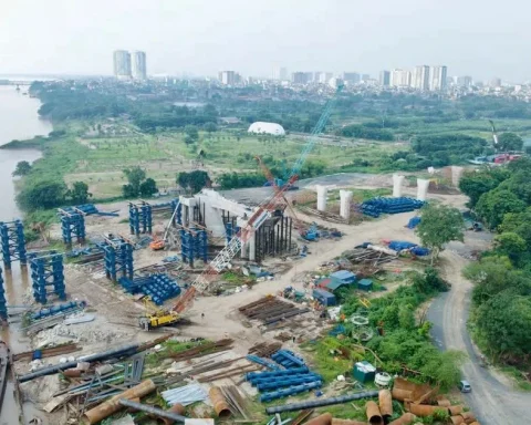 Tạm đóng đường đê Long Biên – Xuân Quan vào ban đêm để thi công cầu Trần Hưng Đạo