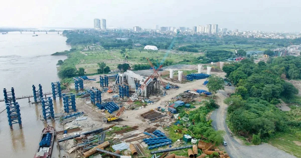 Tạm đóng đường đê Long Biên – Xuân Quan vào ban đêm để thi công cầu Trần Hưng Đạo