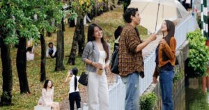 Dậy từ 5 giờ sáng ra kênh Nhiêu Lộc – Thị Nghè săn lá vàng, giới trẻ TP.HCM đang tận hưởng “mùa thu” vô cùng hiếm có