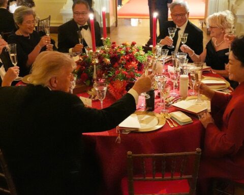 Hơn 130 khách dự quốc yến, 4 cái tên ngồi cùng bàn Tổng thống Donald Trump và Chủ tịch Trung Quốc Tập Cận Bình có gì đặc biệt?