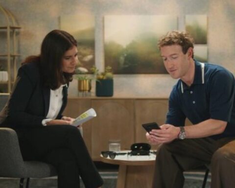 Chiếc điện thoại Samsung trên tay Mark Zuckerberg khiến nhiều người bất ngờ