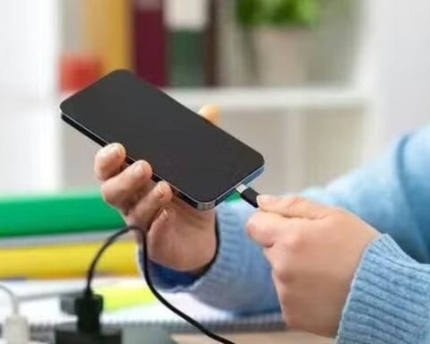 Lời khuyên cho những người thường xuyên sạc điện thoại đến 100%