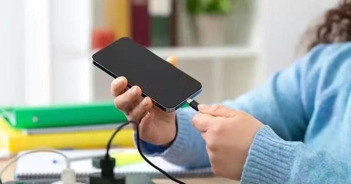 Lời khuyên cho những người thường xuyên sạc điện thoại đến 100%