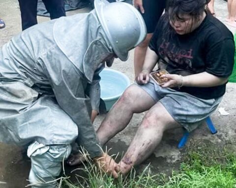 Cháy nhà 5 tầng ở Hà Nội, cảnh sát giải cứu 2 người mắc kẹt