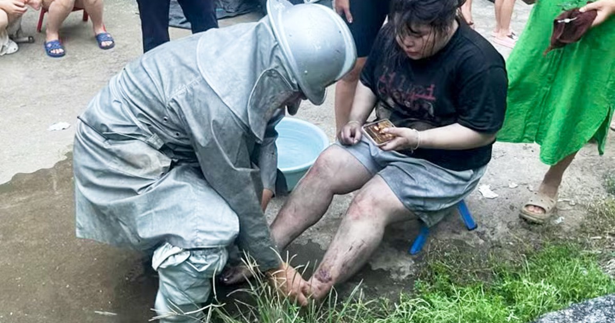 Cháy nhà 5 tầng ở Hà Nội, cảnh sát giải cứu 2 người mắc kẹt