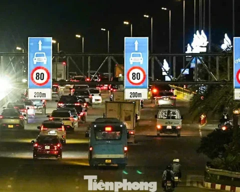 Cảnh cầu Nhật Tân ùn ứ trước giờ áp dụng quy định giữ khoảng cách