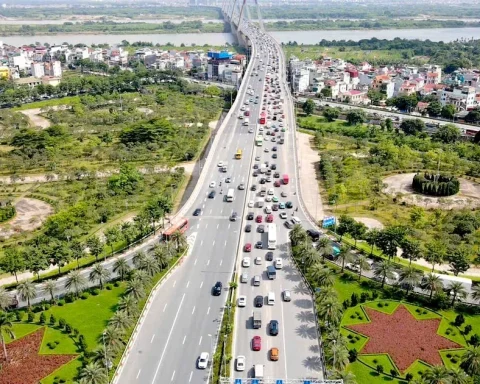 Cầu Nhật Tân trước ngày thí điểm: Dòng xe ùn ứ theo vạch đo cự ly an toàn
