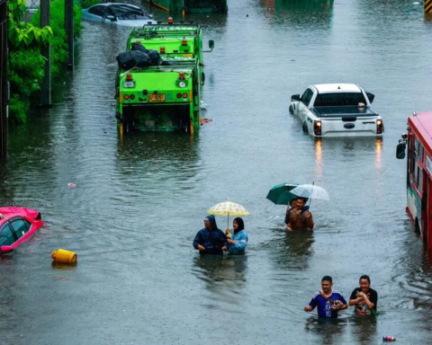 Toàn cảnh Bangkok sau gần 48 giờ mưa lớn, cả 50 quận đều là vùng thiên tai