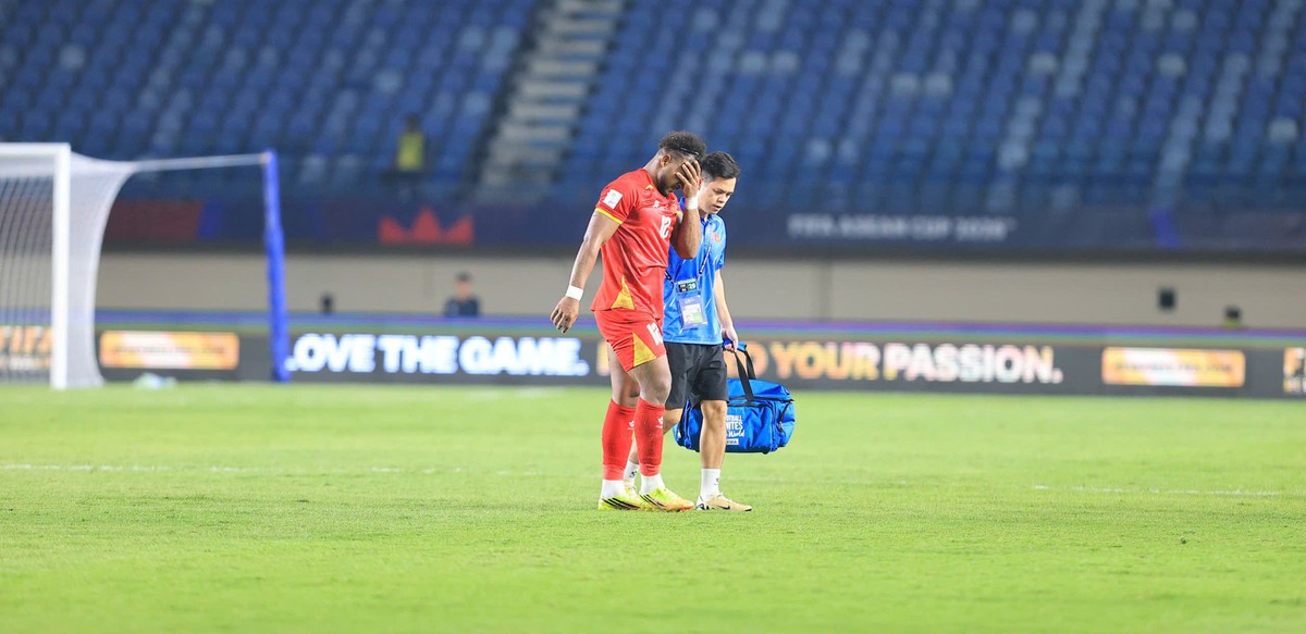 Xuân Son rách cơ đùi chia tay FIFA ASEAN Cup, trở về Việt Nam vào ngày mai