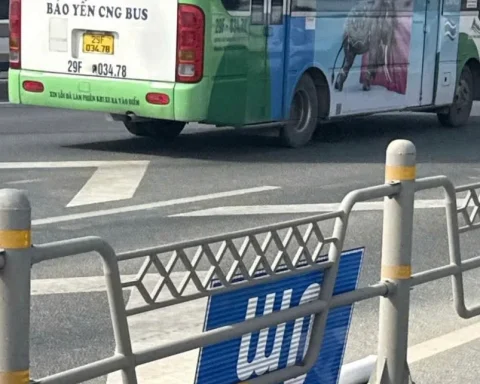 Hà Nội tạm gỡ biển báo khoảng cách trên cầu Nhật Tân