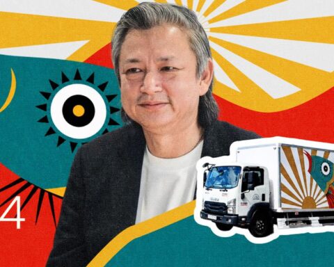 Ông chủ nhà sách Cá Chép đóng cửa 3 cơ sở: 53 tuổi lái xe tải 6,5 tấn đi “bán rong” dọc Việt Nam, tự học ngoại ngữ mỗi ngày