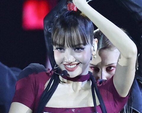 Lisa đốt mắt táo bạo bên trai đẹp, mang đặc sản Thái Lan “cháy phố” tưng bừng ở VMAs 2026