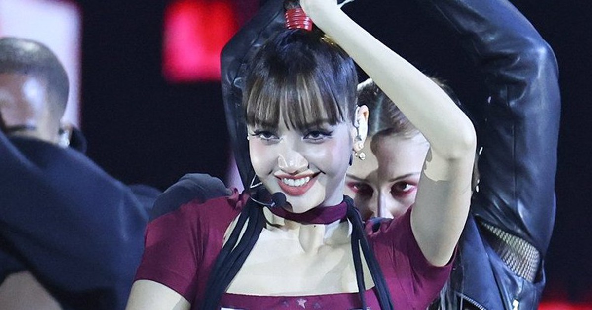Lisa đốt mắt táo bạo bên trai đẹp, mang đặc sản Thái Lan “cháy phố” tưng bừng ở VMAs 2026