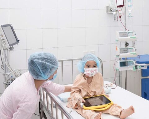 Em bé 1 tuổi rưỡi hiến tủy thành công cứu chị gái
