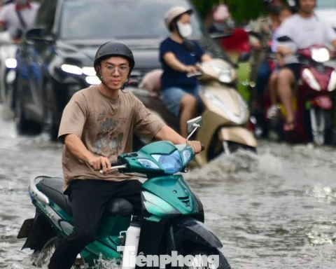 Nhiều tuyến đường ở TPHCM ngập sâu do triều cường