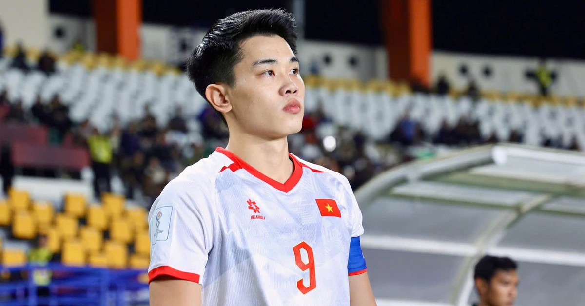 Đình Bắc ở lại sân đến nửa đêm sau trận thua Thái Lan