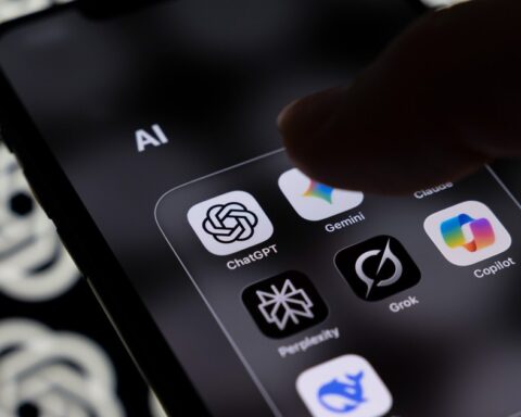 Chính phủ Anh dạy nhân viên dùng AI: Đừng nói “cảm ơn” với chatbot AI