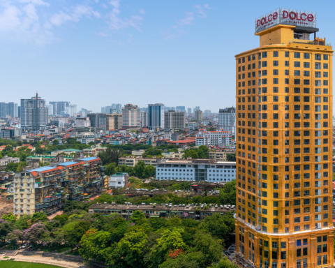 Việt Nam có 1 khách sạn dát vàng 24K từ trong ra ngoài, đặc biệt với món “thịt bò dát vàng” được báo Tây nhắc đến: Từng được đại gia Đường “bia” rao bán 250 triệu USD