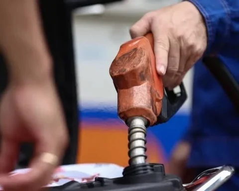 Tự định giá xăng dầu: Doanh nghiệp lo bị đầu mối chi phối