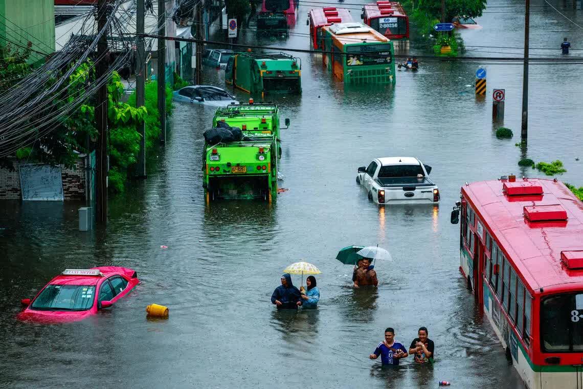 Toàn cảnh Bangkok sau gần 48 giờ mưa lớn, cả 50 quận đều là vùng thiên tai- Ảnh 1.