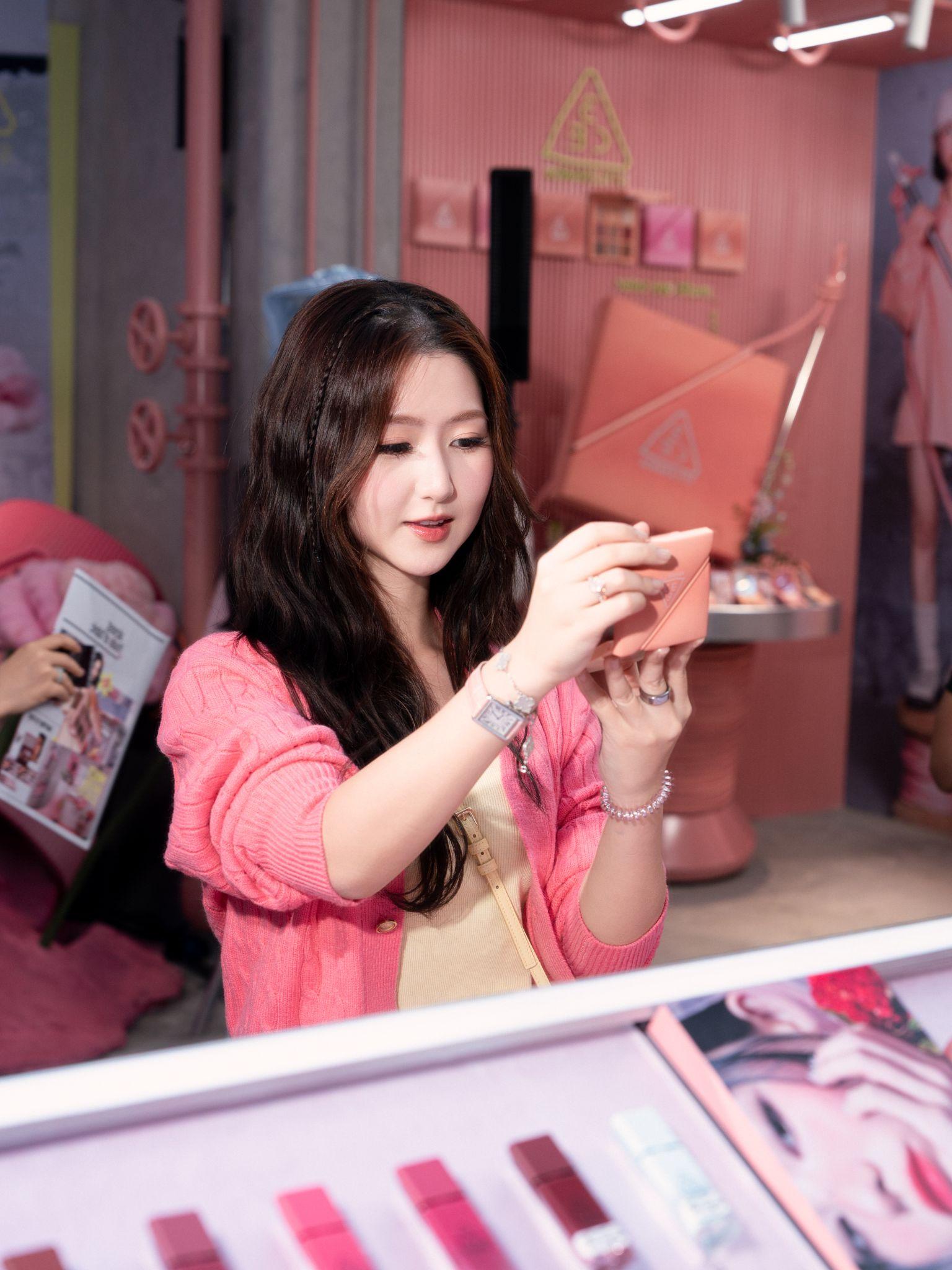 3CE khai trương Collab Pop-up Color District đầu tiên ở Việt Nam: Gương mặt đại diện người Hàn xuất hiện, “siêu phẩm” mới gây chú ý - Ảnh 2.
