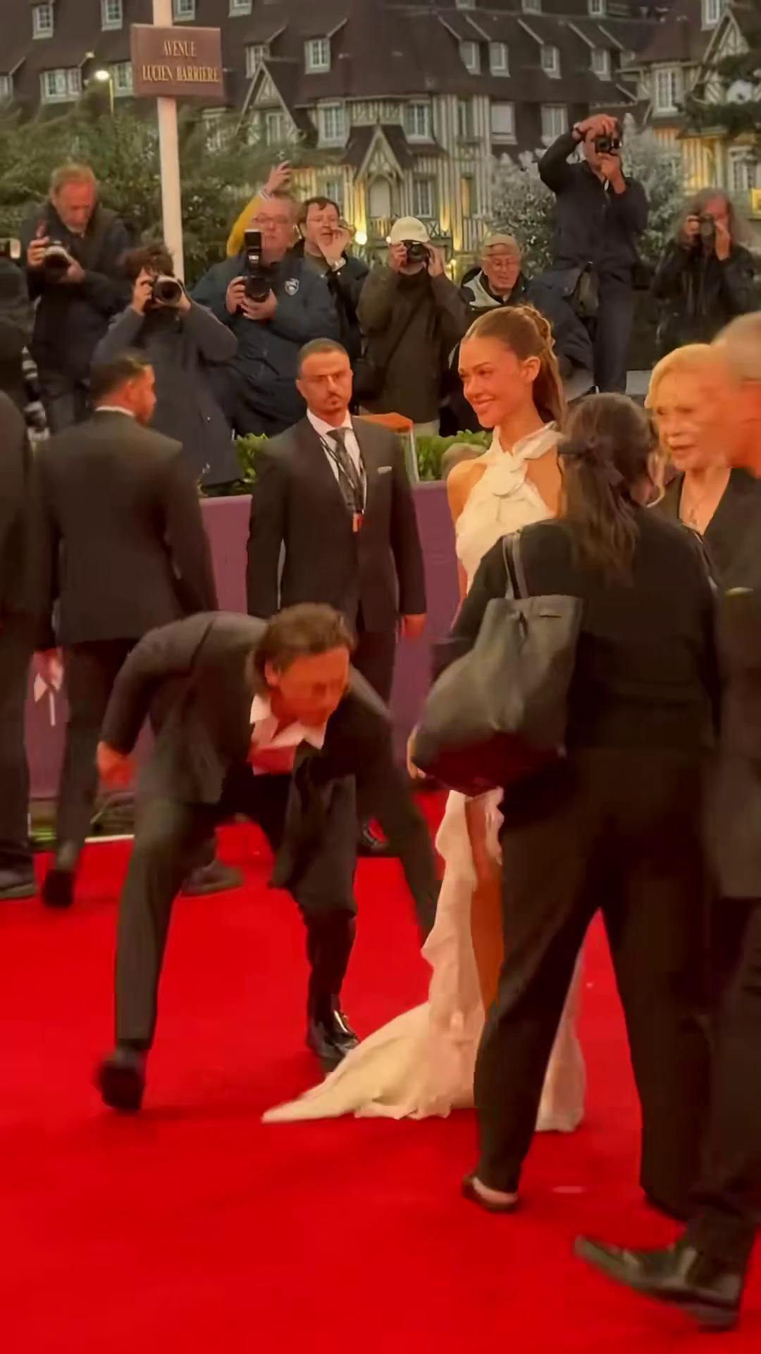 Clip: Vợ chồng con cả bất hiếu nhà Beckham chiến tranh lạnh ngay trên thảm đỏ- Ảnh 1.