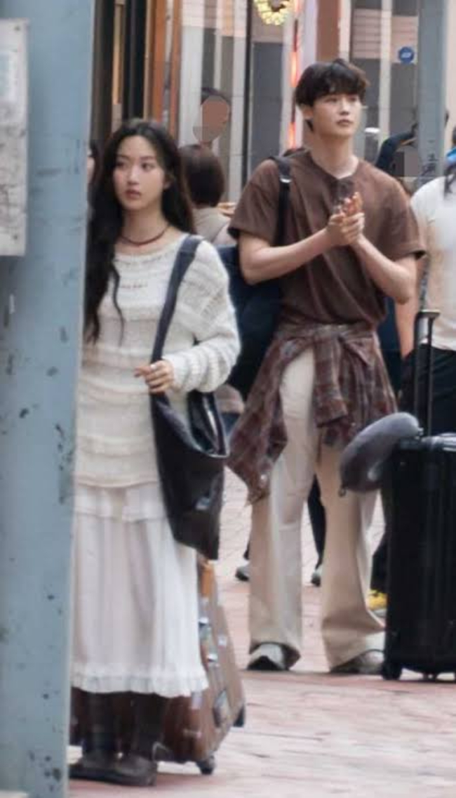 Vừa chia tay IU, Lee Jong Suk và "tiểu tam tin đồn" Moon Ga Young liền hẹn hò ở sự kiện lớn, hiên ngang khoe tín vật tình yêu- Ảnh 4.