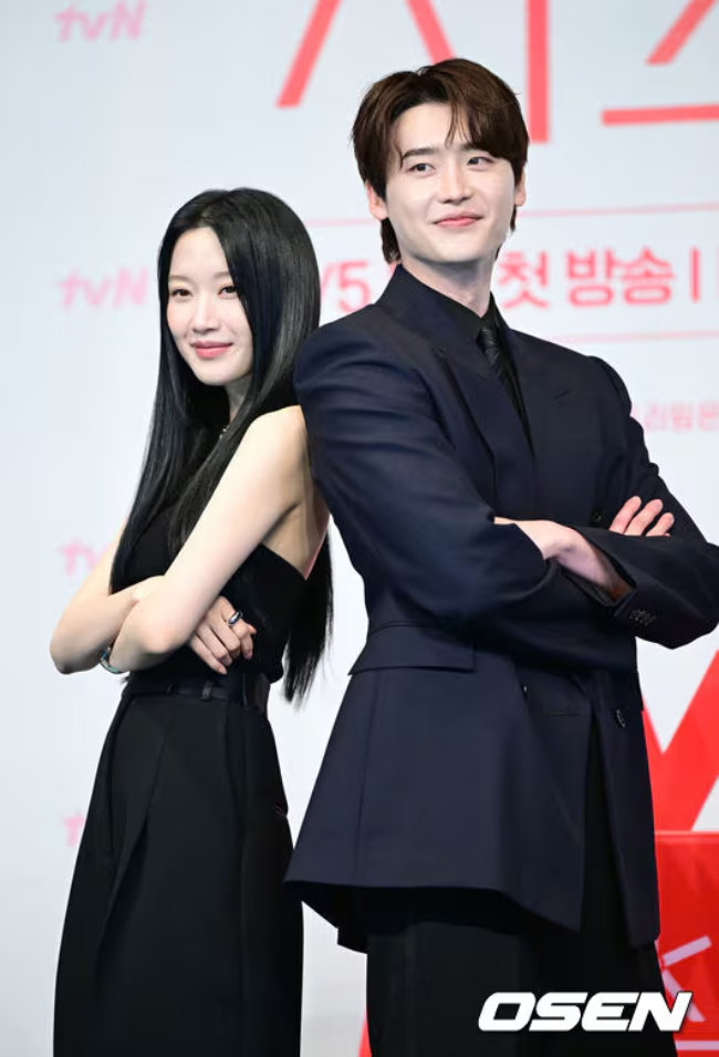 Vừa chia tay IU, Lee Jong Suk và "tiểu tam tin đồn" Moon Ga Young liền hẹn hò ở sự kiện lớn, hiên ngang khoe tín vật tình yêu- Ảnh 6.