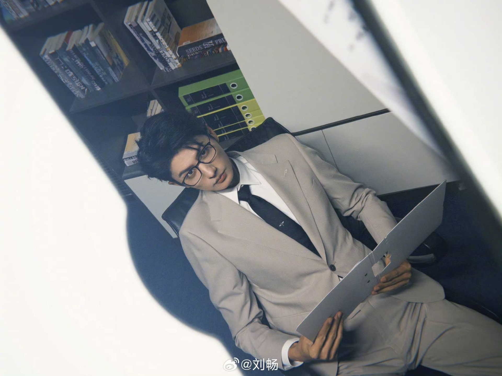 Nam chính Đầu Xuân Tươi Sáng là hắc mã hoàng tử, còn đây là bạch mã hoàng tử: Visual U40 nhìn sốc lên sốc xuống- Ảnh 1.