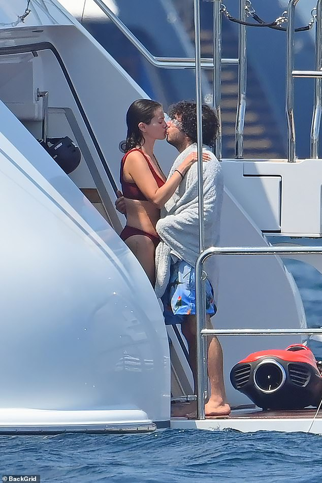 Dậy sóng tin Selena Gomez livestream tuyên bố ly hôn trong nước mắt vì bị chồng