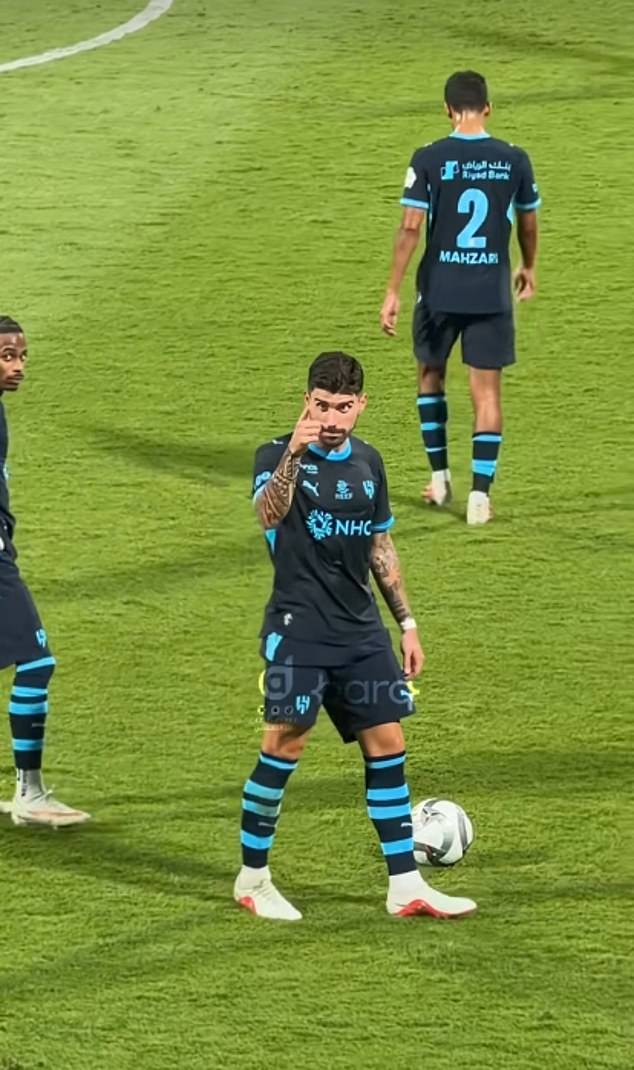 Ronaldo phẫn nộ, yêu cầu cấm vĩnh viễn CĐV xúc phạm Ruben Neves và cố cầu thủ Diogo Jota - Ảnh 1.