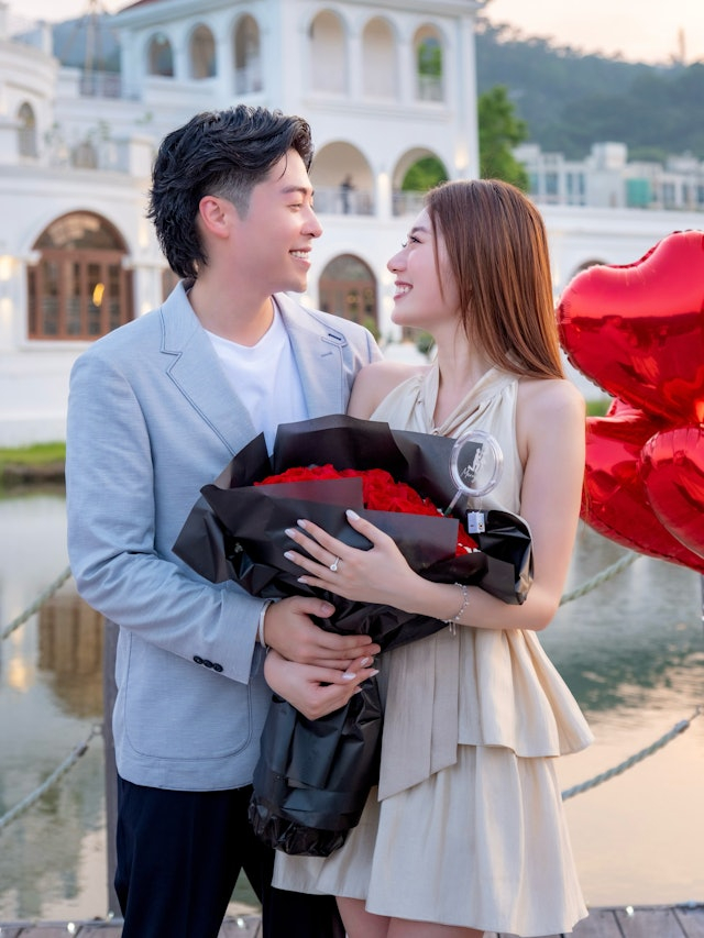 Hỷ sự showbiz: Nàng hậu đăng quang năm 2019 vừa được cầu hôn, nửa kia là 