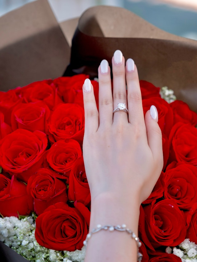 Hỷ sự showbiz: Nàng hậu đăng quang năm 2019 vừa được cầu hôn, nửa kia là 