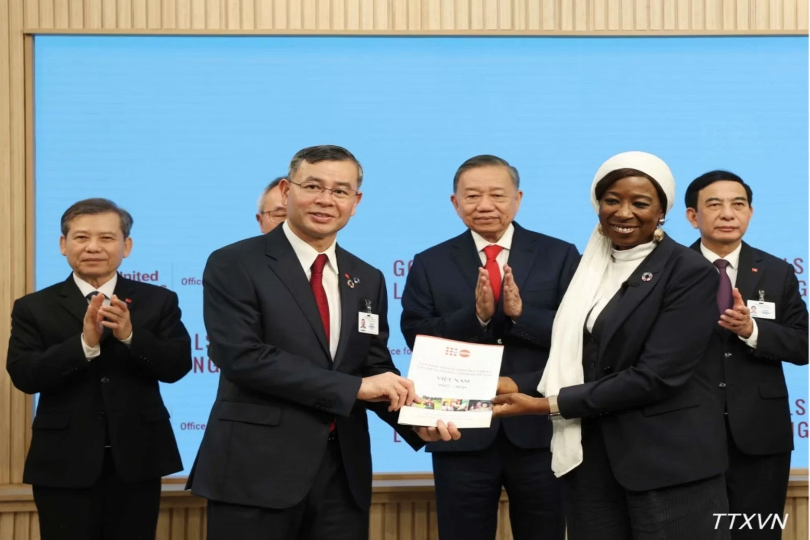 Bộ trưởng Bộ Tài chính tiếp nhận 3 Chương trình hợp tác quốc gia Việt Nam với UNDP, UNICEF và UNFPA giai đoạn 2027-2031