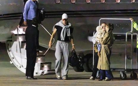 Paparazzi tóm cảnh thánh meme Haaland bước xuống từ máy bay, bạn gái bế con lặng lẽ ở phía sau  - Ảnh 2.