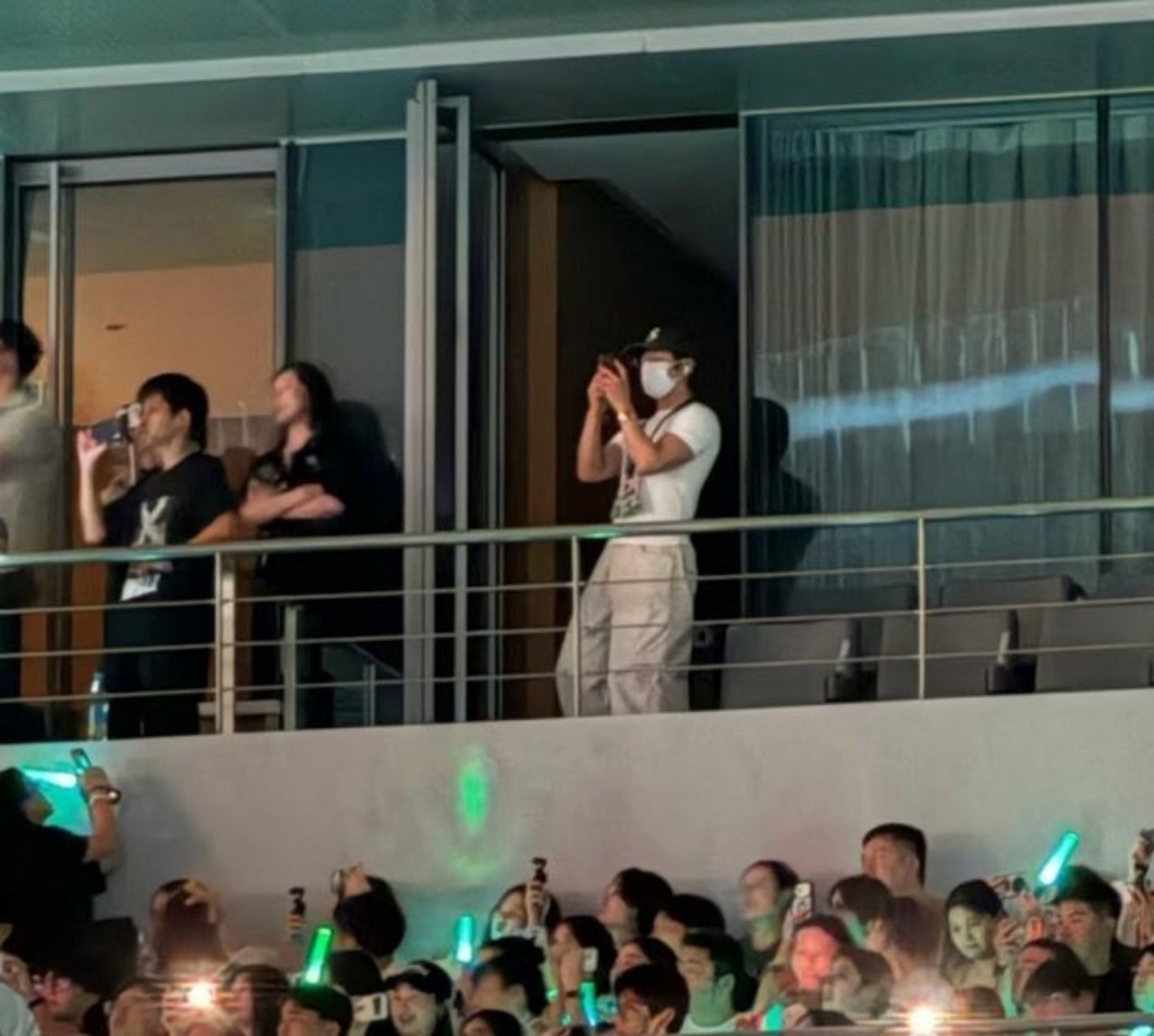 Làn sóng phẫn nộ khủng khiếp từ fan Đầu Xuân Tươi Sáng, 1 mỹ nam nhận bão chỉ trích vì quá vô duyên- Ảnh 3.