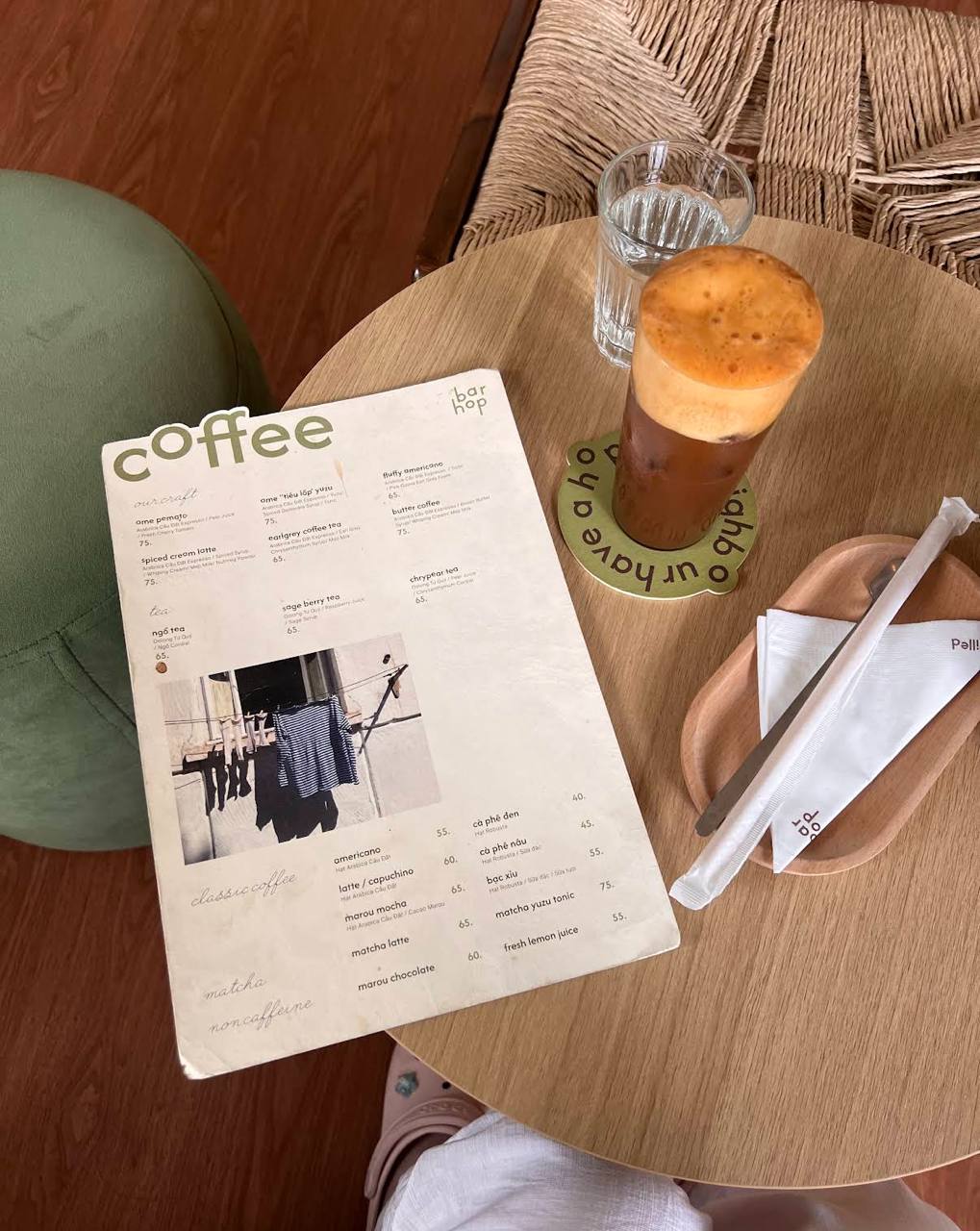 Menu gần như toàn tiếng Anh của một chuỗi cà phê ở Hà Nội gây tranh luận, có khách phải nhờ nhân viên đọc hộ - Ảnh 6.