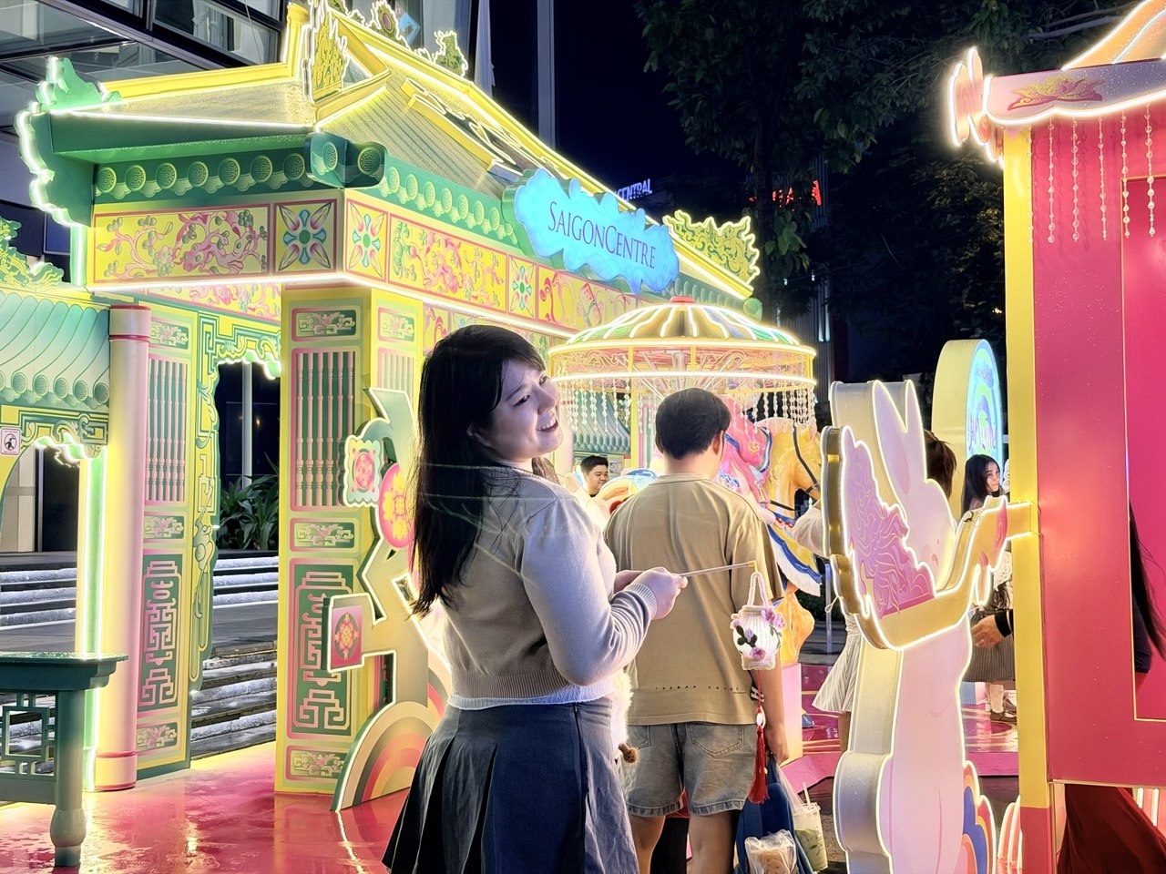 Đêm Trung thu: Hàng Mã chìm trong biển người, cấm xe 24/24, TP.HCM mưa vừa ngớt giới trẻ liền xuống đường - Ảnh 62.