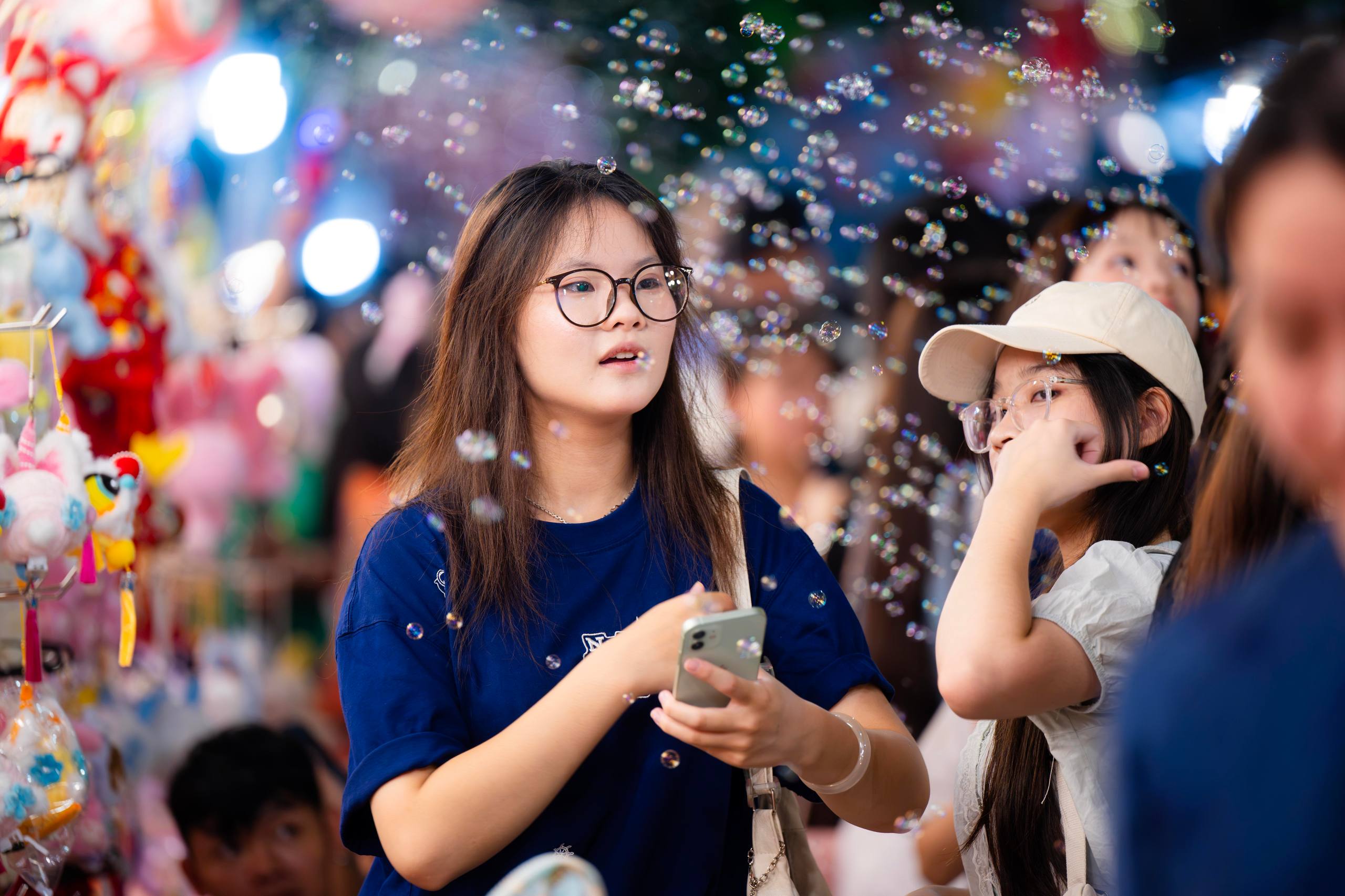 Đêm Trung thu: Hàng Mã chìm trong biển người, cấm xe 24/24, TP.HCM mưa vừa ngớt giới trẻ liền xuống đường - Ảnh 53.