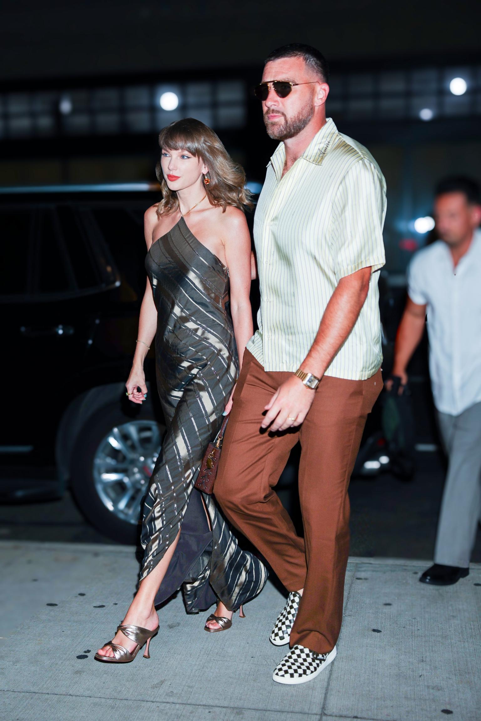 Viral khoảnh khắc Taylor Swift "flex" nhẫn kim cương triệu đô ngay trên sân bóng, tự hào khoe "Chồng chị đó!"- Ảnh 4.